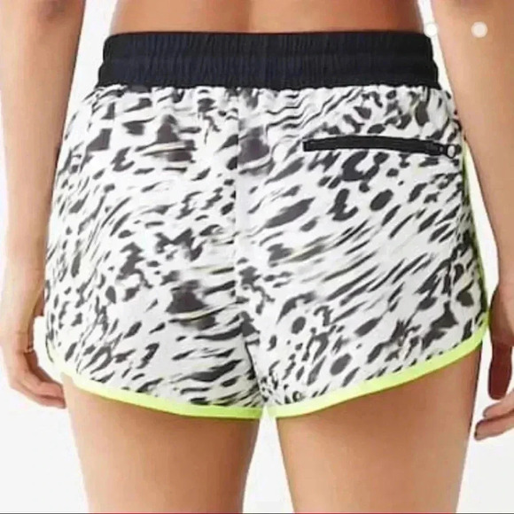 ZEBRA PRINT SHORTS - Picture 3 of 5